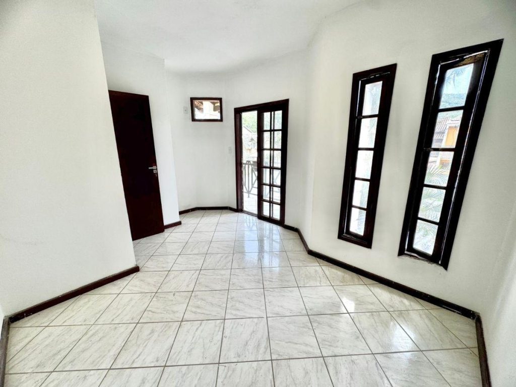 Vargem Grande – Casa duplex – 4 quartos – R$580.000,00